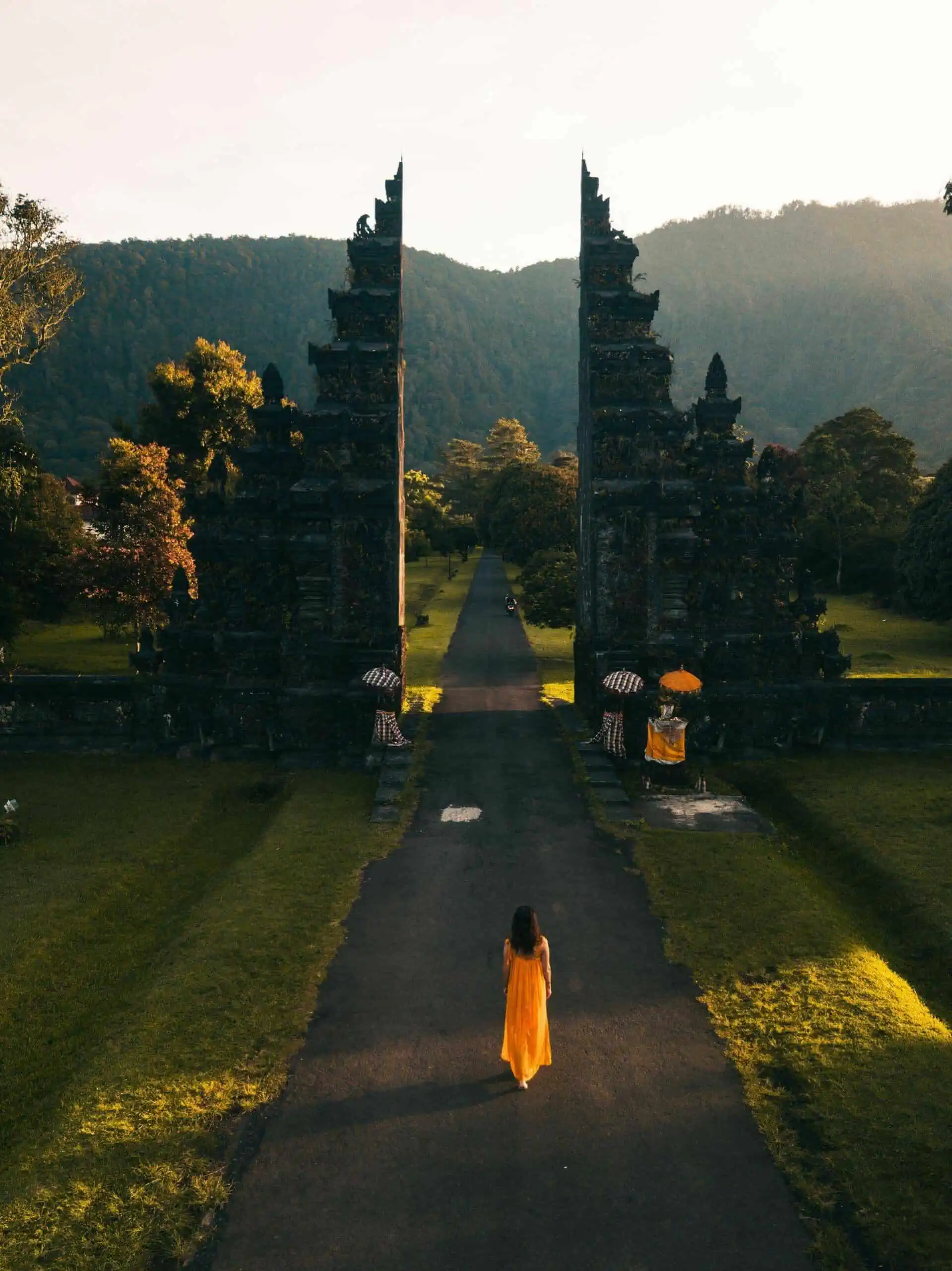 Dívka před chráme na Bali